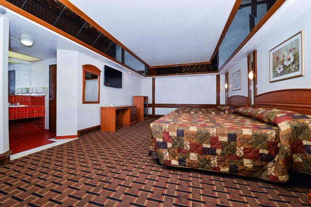 Americas Value & Angeles Downtown Sw Motel